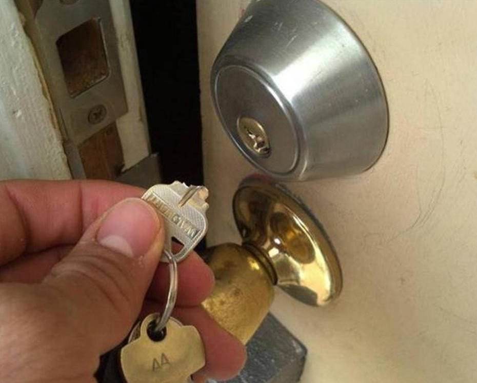钥匙断在锁里，怎么办？